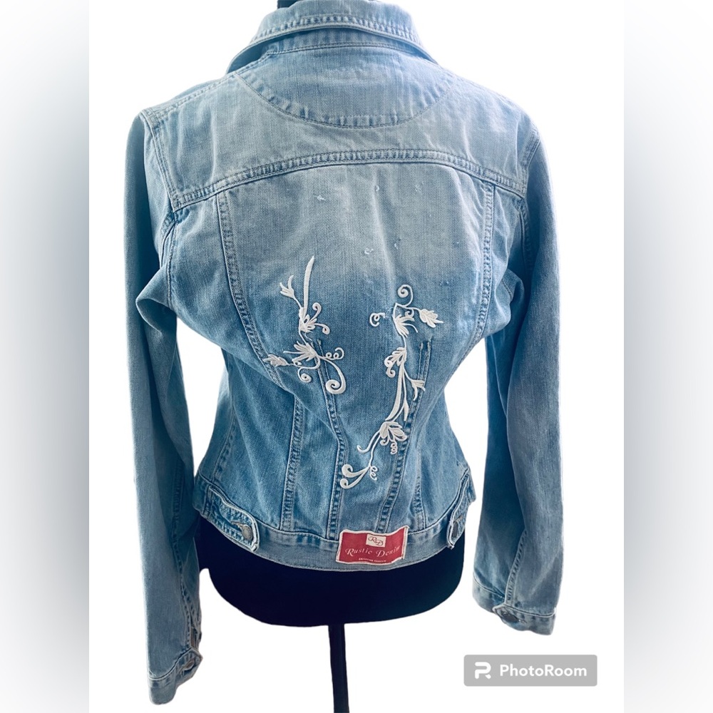 Jean Jacketsize Mused Featuring- White Embroidery Detailing View 4